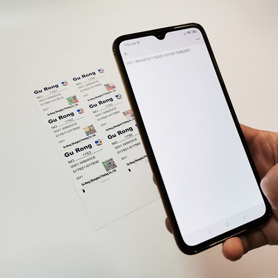 La etiqueta variable brillante de los datos que imprime BOPP impermeabiliza etiquetas engomadas del código de Qr