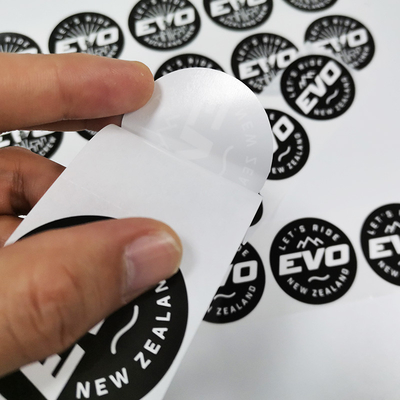 Etiquetas al por menor de encargo de BOPP que barnizan el papel imprimible rotatorio de la etiqueta engomada del vinilo