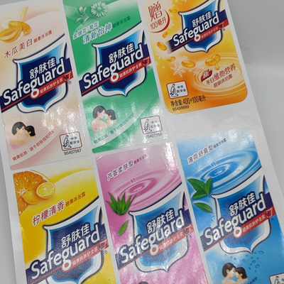 Etiqueta plástica de la botella de la película brillante del ANIMAL DOMÉSTICO de las etiquetas del esencial del hogar de la impresión de CMYK