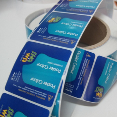 Etiquetas adhesivas con película para envases de papel versátiles